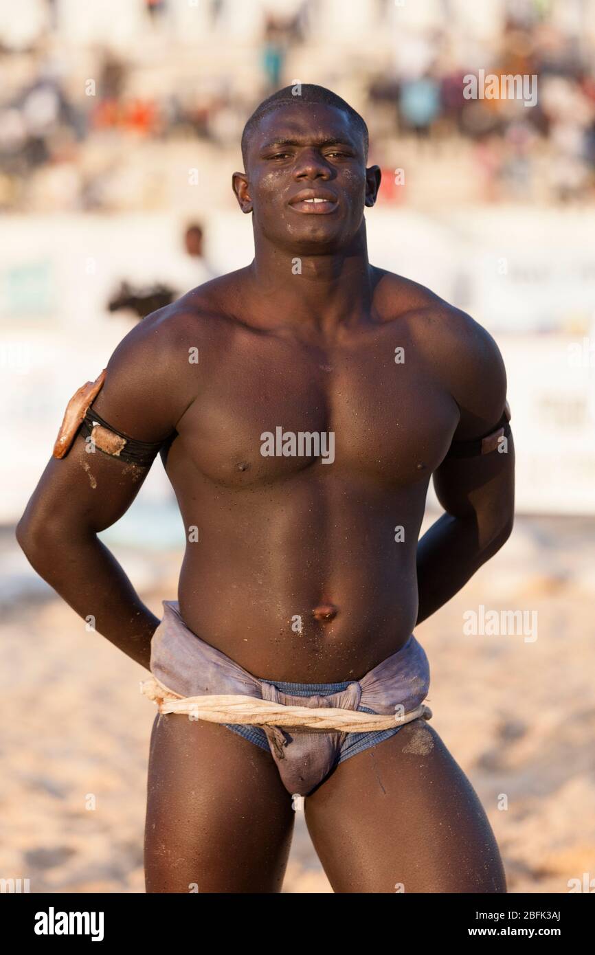 Senegalese wrestler fotografías e imágenes de alta resolución - Alamy