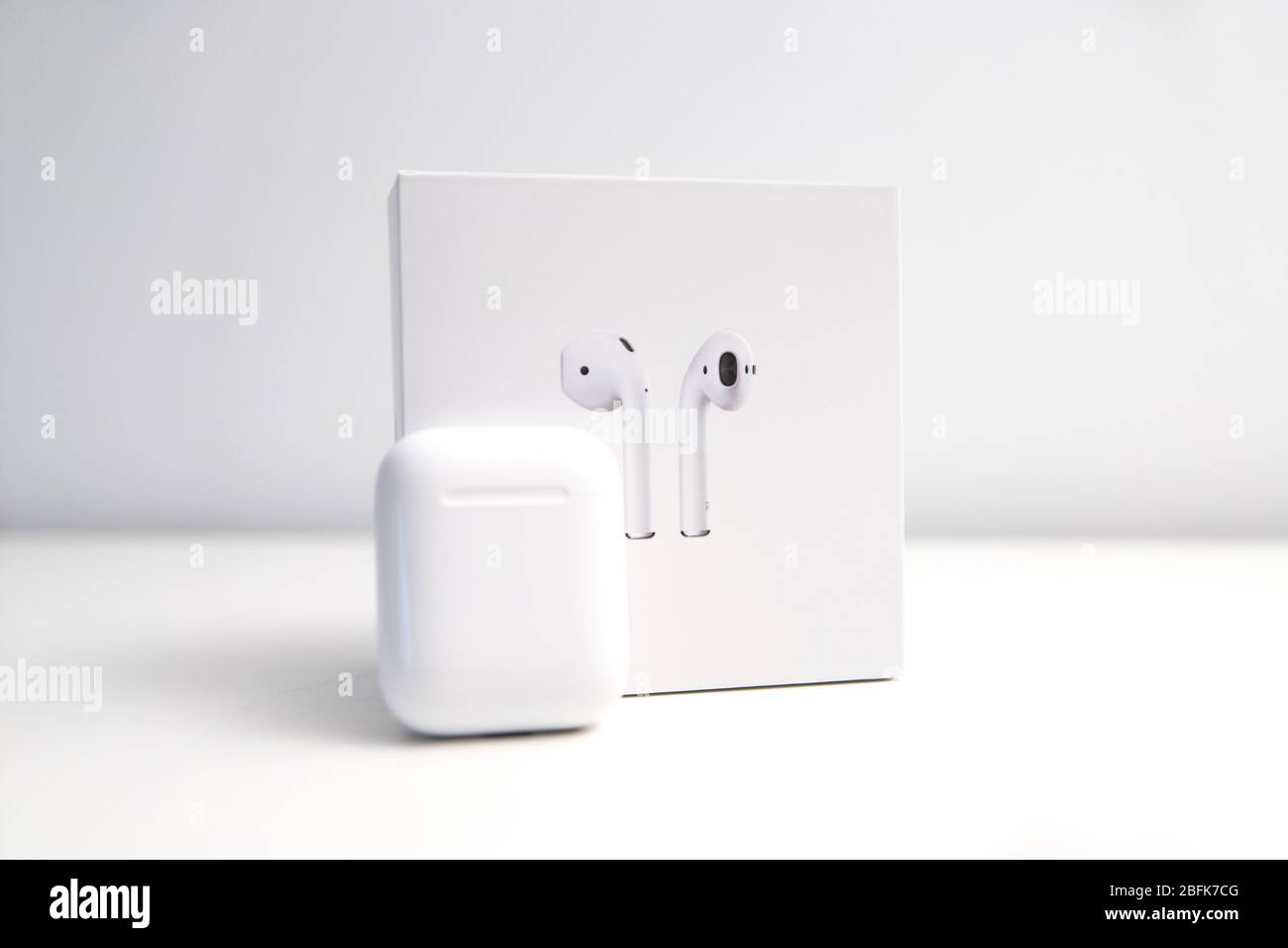 Caja Airpods de segunda generación aislada sobre blanco Fotografía de stock  - Alamy