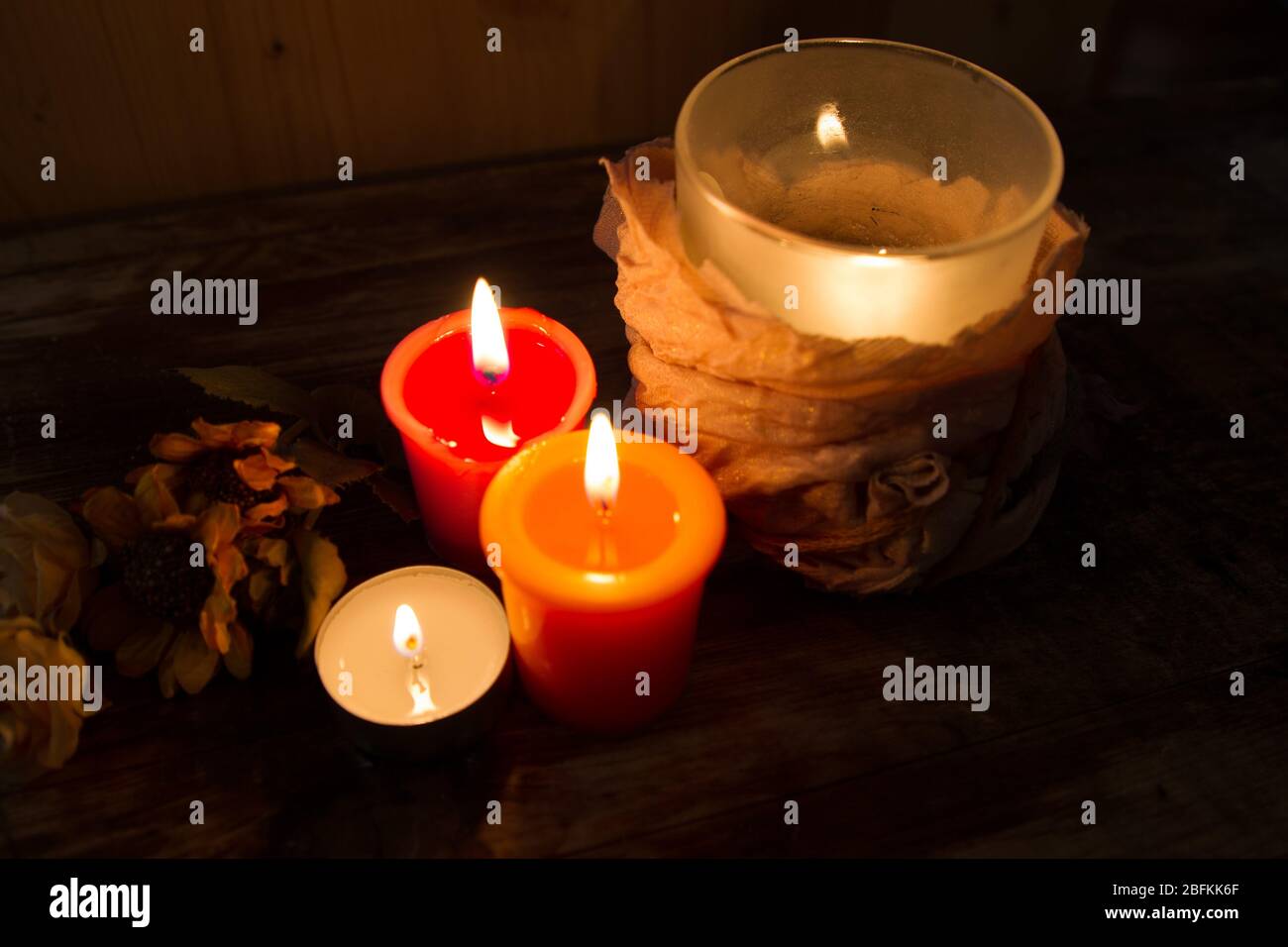Velas románticas imagen de archivo. Imagen de llama, resplandeciente -  28918273