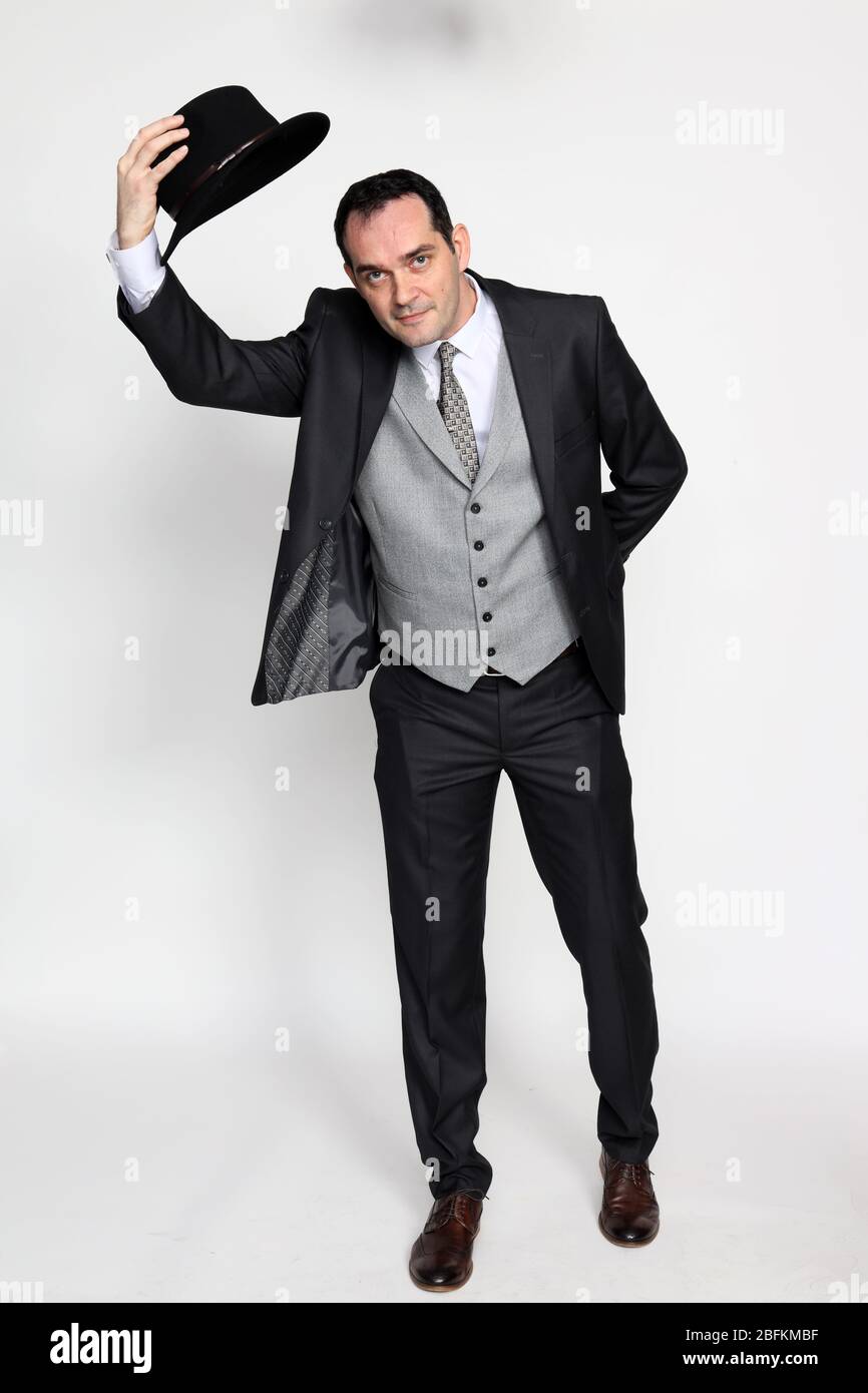 Un hombre gángster de mediana edad posando en el estudio sobre un fondo  aislado. Estilo, elegancia, negocios, caballero, concepto de moda  Fotografía de stock - Alamy