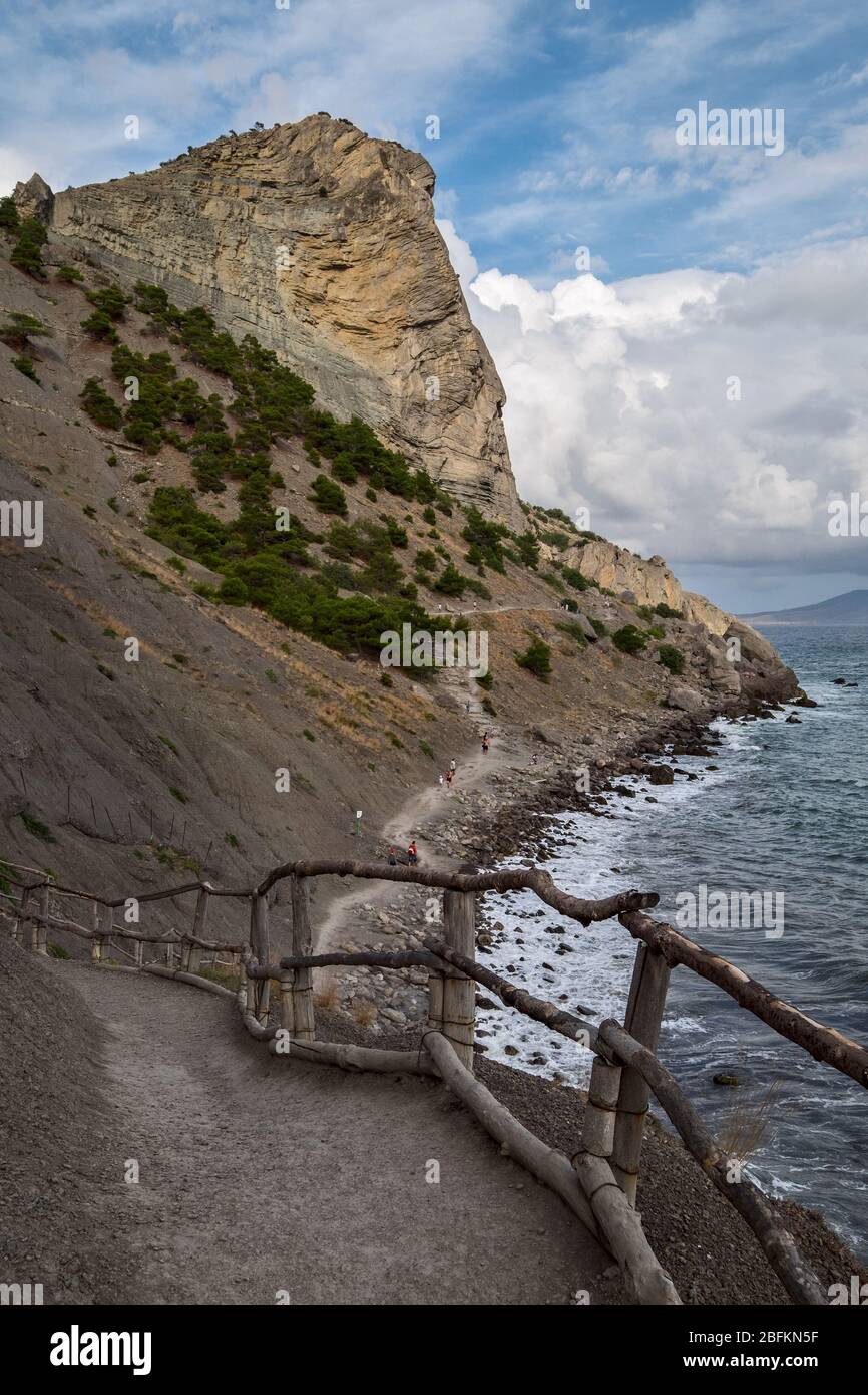 Camino a lo largo de la orilla del mar cerca de Novy Svet en Crimea Foto de stock