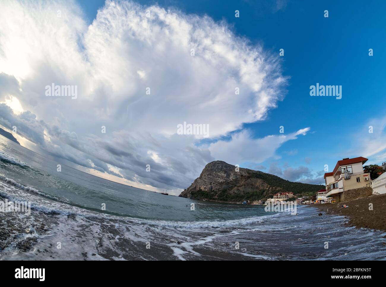 Playa en la ciudad de Novy Svet en Crimea Foto de stock