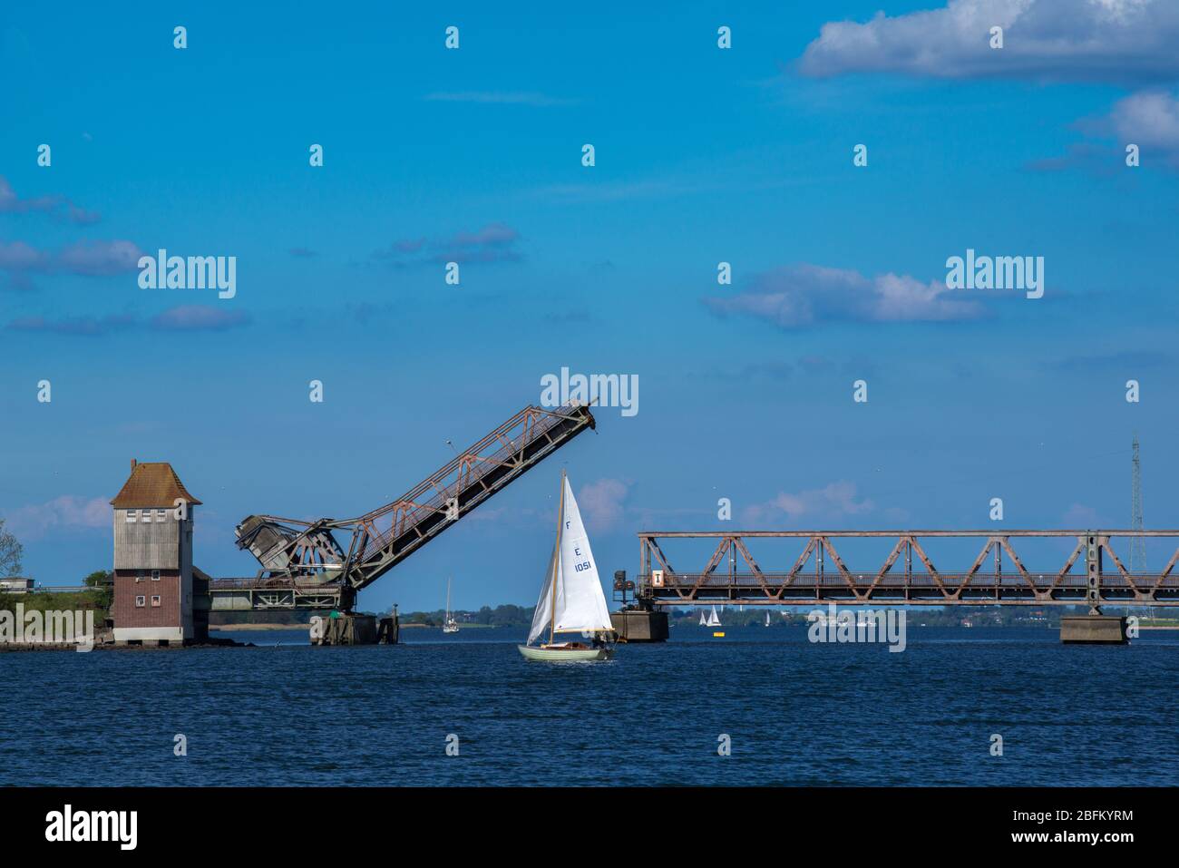 Puente Lindaunis cruzando el fiordo Schlei, comunidad de Lindaunis en el paisaje de Angeln, Schleswih-Holstein, Alemania del Norte, Europa Central Foto de stock