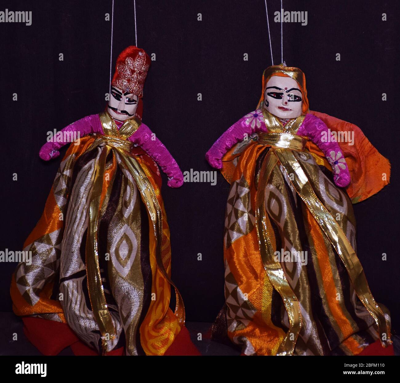 Rajasthani Kathputli o títeres aislados sobre un fondo oscuro. Rajasthan indio los títeres de madera también se conocen como Kathputli en el idioma hindi Foto de stock