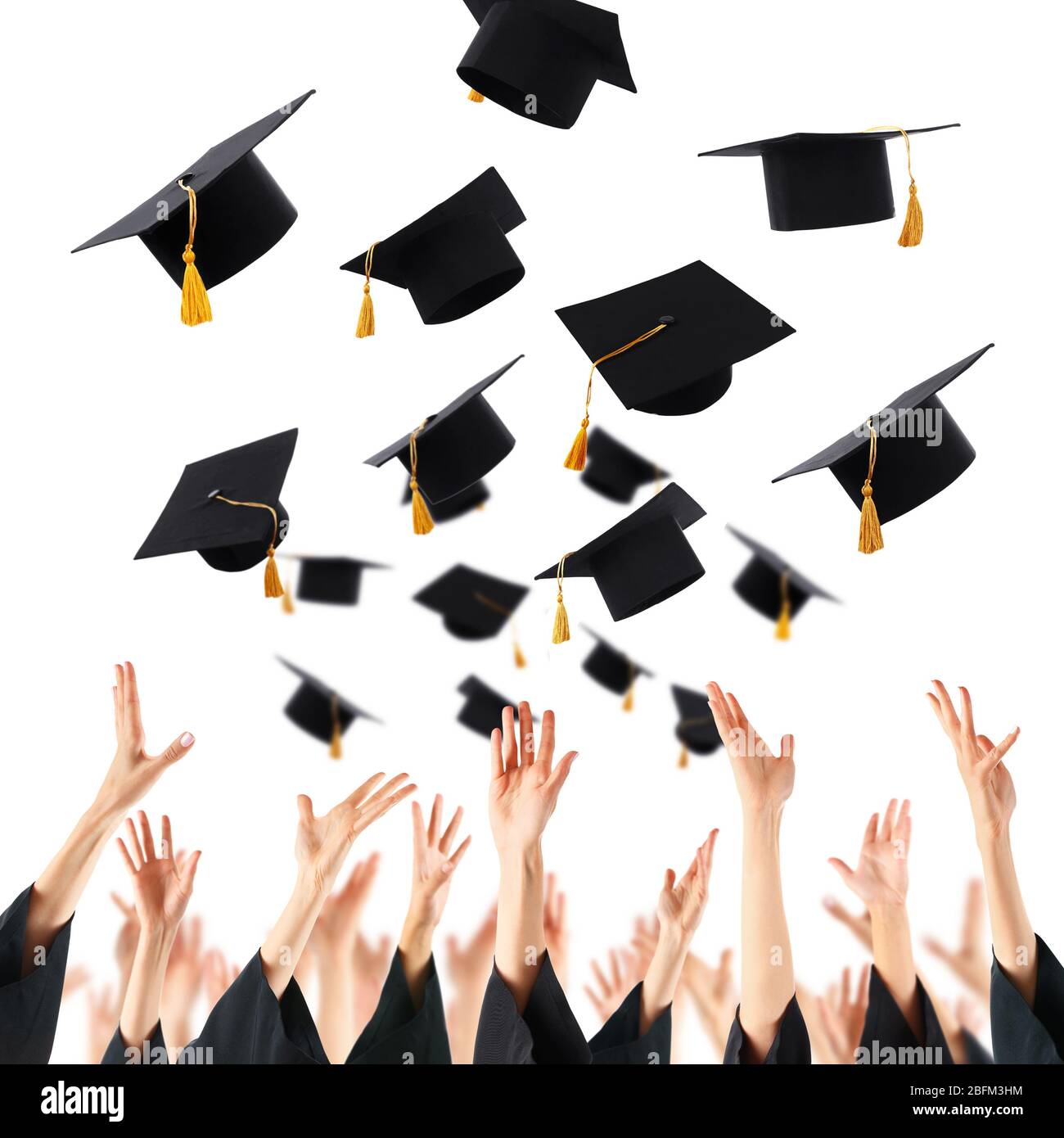 Los graduados manos lanzando sombreros de graduación, aislados sobre