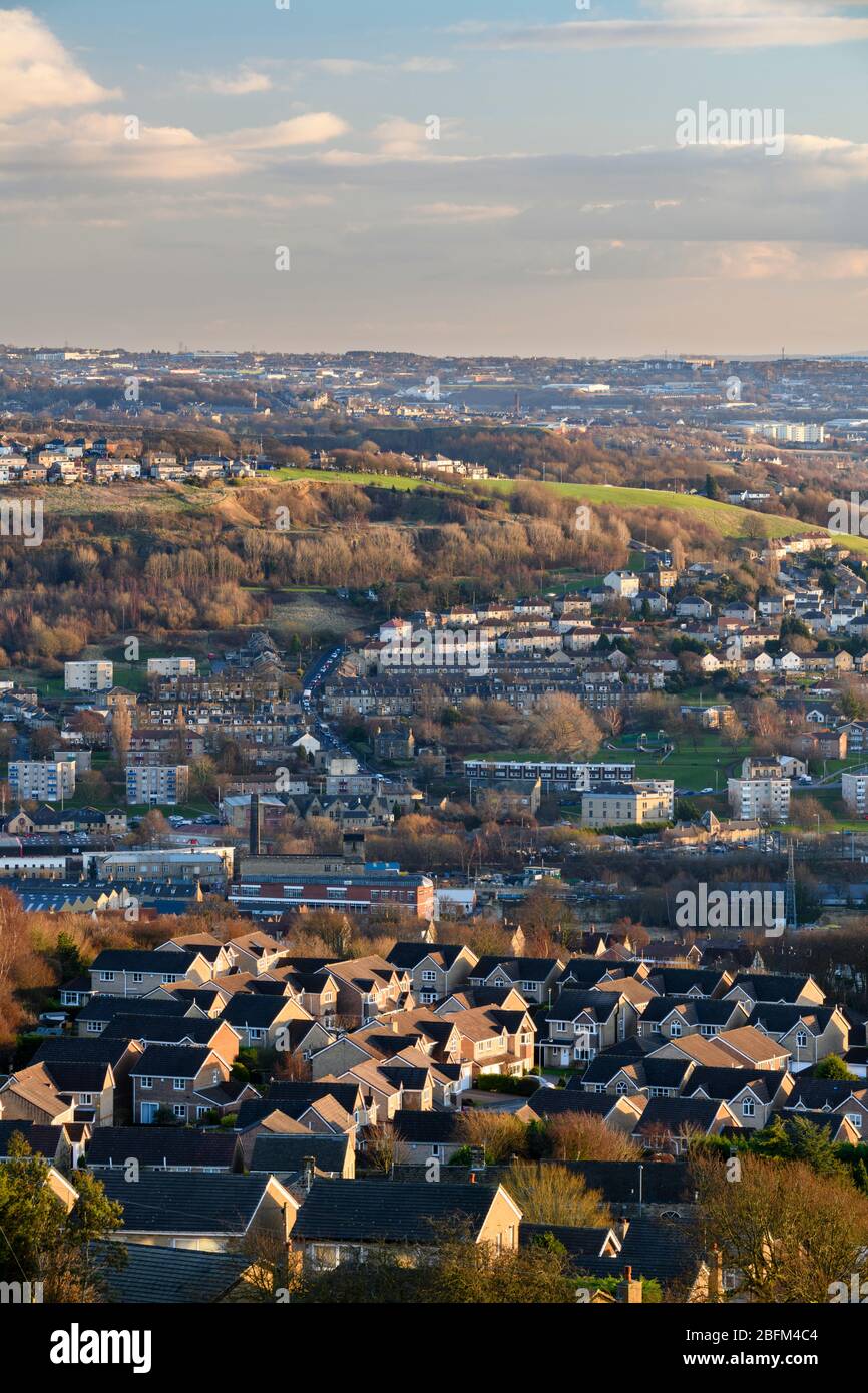 Vista panorámica urbana - Baildon ciudad (casas suburbanas semi-adosadas, zona residencial) Shipley (vivienda mixta) y Bradford ciudad - Yorkshire, Inglaterra, Reino Unido. Foto de stock
