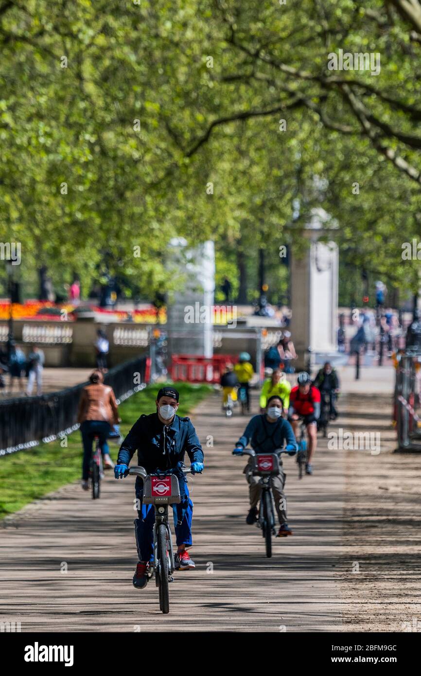 Londres, Reino Unido. 19 de abril de 2020. La gente está haciendo ejercicio en bicicletas y a pie, algunos en máscaras y otros no. El centro de Londres está bastante lleno, ya que el sol sale de nuevo. El "bloqueo" continúa para el brote de Coronavirus (Covid 19) en Londres. Crédito: Guy Bell/Alamy Live News Foto de stock