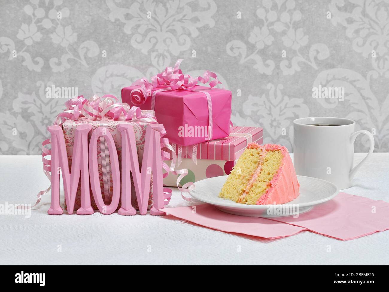 Regalos bonitos, LA palabra MAMÁ con una rebanada de pastel helado rosa para  el cumpleaños de mamá o el día de la madre Fotografía de stock - Alamy