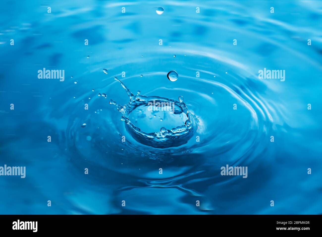 Gotas De Agua En La Superficie Azul Agua Rizado De Fondo Salpicaduras De Una Gota De Agua Gotas De Lluvia Sobre Un Fondo Azul La Textura Del Agua Aqua T Fotografia De