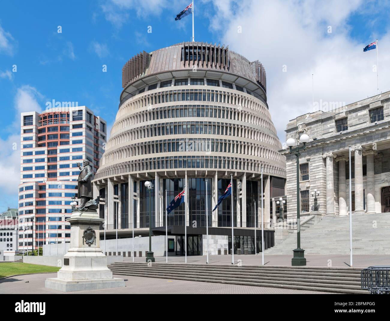 The Beehive, parte de los edificios del Parlamento de Nueva Zelanda, con la Cámara del Parlamento a la derecha y la Casa Bowen a la izquierda, Wellington, Nueva Zelanda Foto de stock