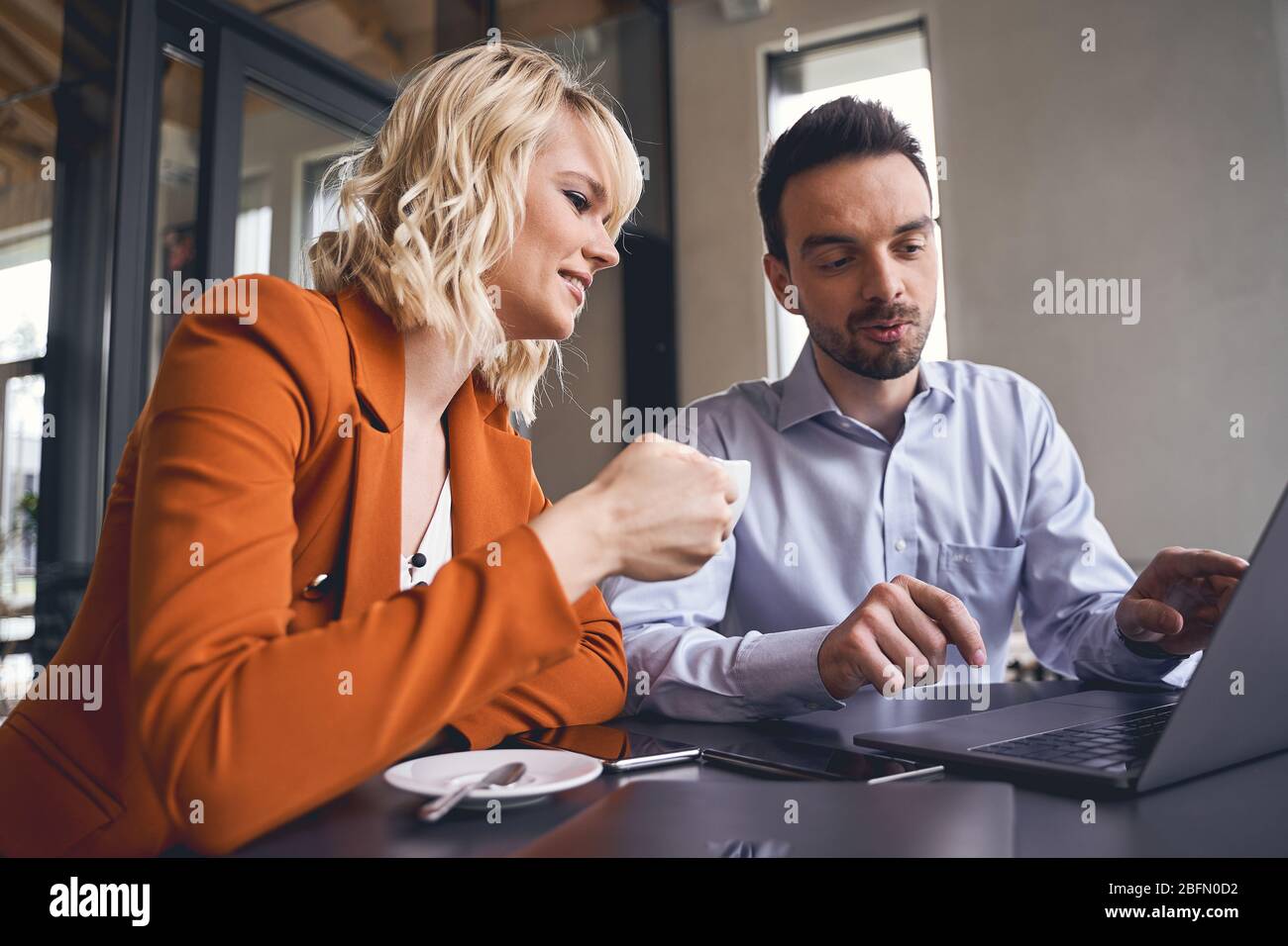 Una señora de negocios agradada mirando el ordenador Foto de stock