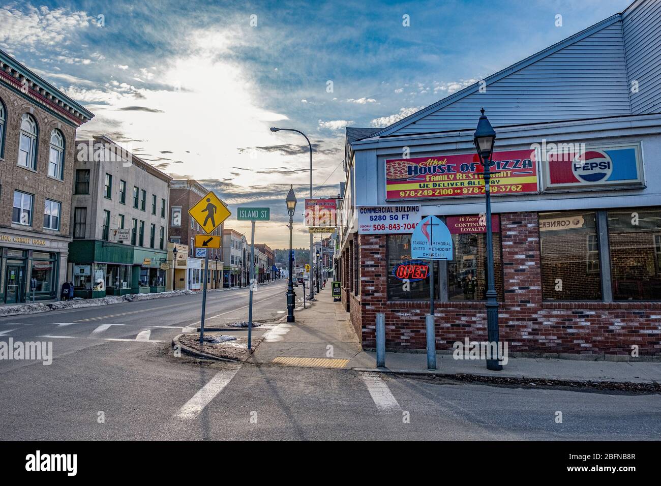 Calles vacías en un pequeño pueblo de Massachusetts debido al virus de la corona Foto de stock