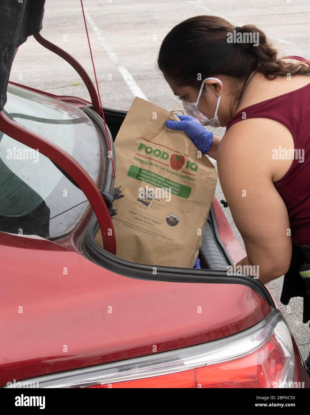 El Servicio de Alimentos y Nutrición del USDA y el Banco de Alimentos de San Antonio distribuyen ayuda alimentaria a las familias que sufren los efectos de la pandemia del coronavirus COVID-19 en el Alamodome el 17 de abril de 2020 en San Antonio, Texas. Foto de stock