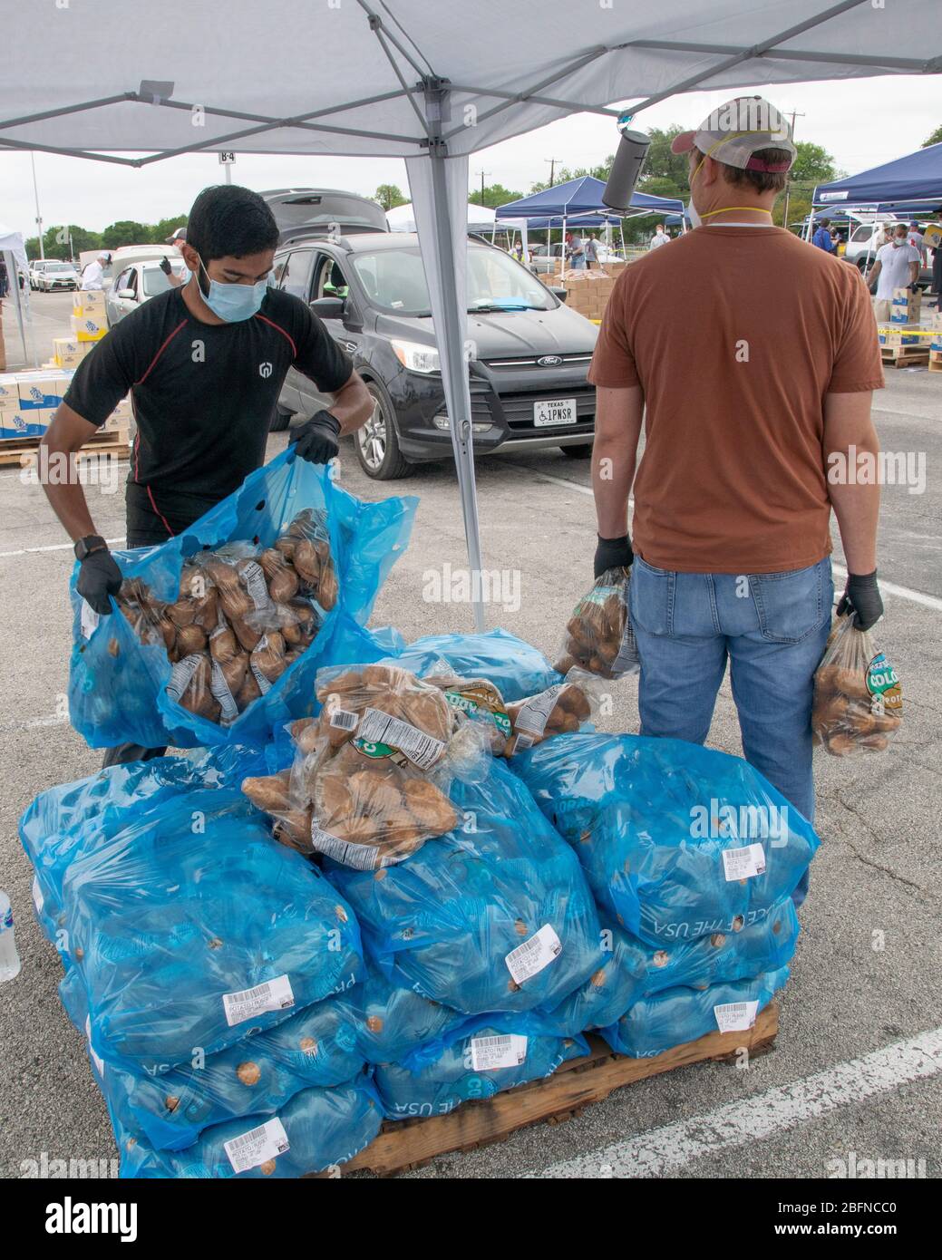 El Servicio de Alimentos y Nutrición del USDA y el Banco de Alimentos de San Antonio distribuyen ayuda alimentaria a las familias que sufren los efectos de la pandemia del coronavirus COVID-19 en el Alamodome el 17 de abril de 2020 en San Antonio, Texas. Foto de stock