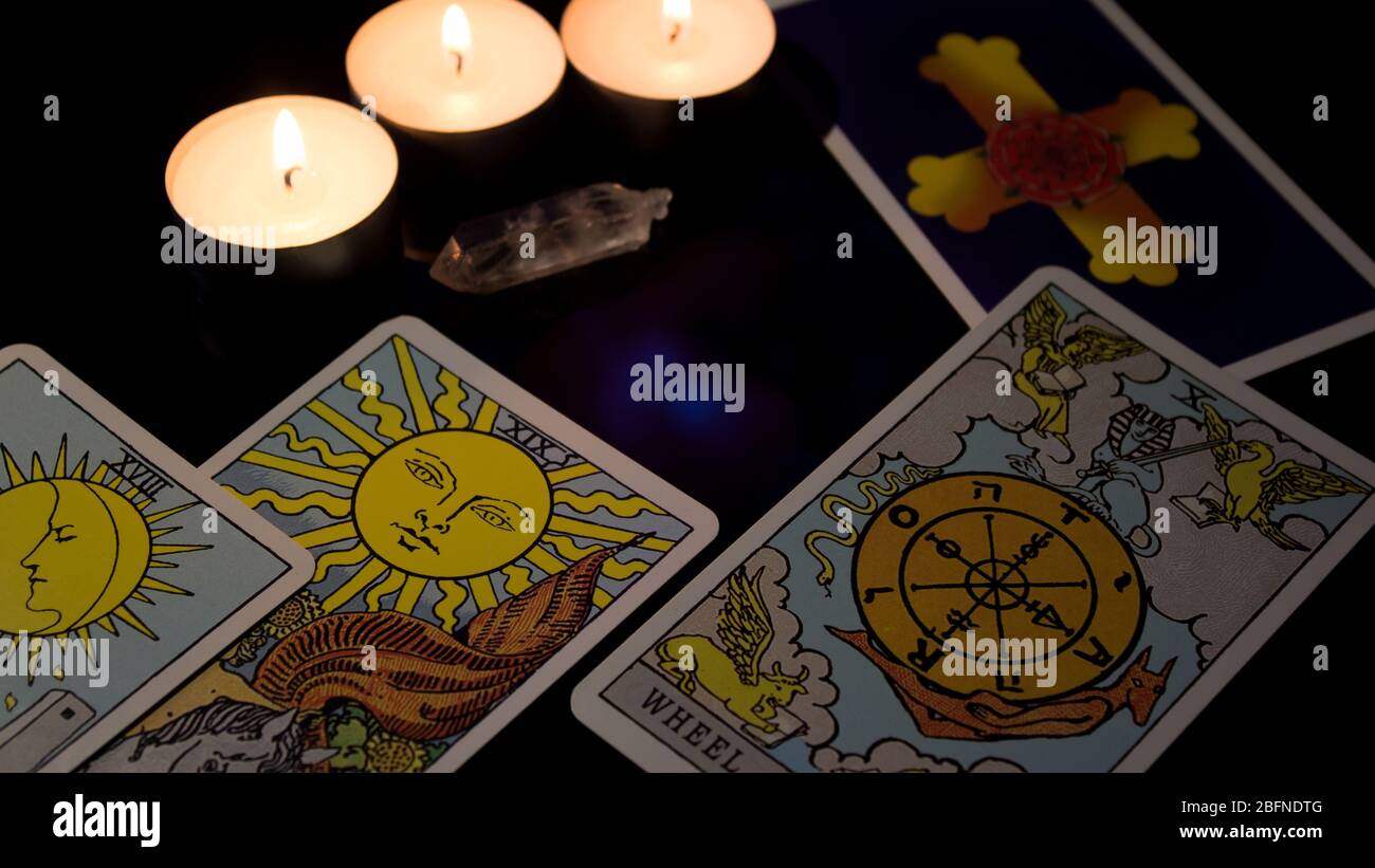 Lectura de tarjeta Tarot. Adivinación de Navidad, ritual, rito. Cristal  mágico, vela. Predecir el futuro. Hechizo de amor. Brujería, magia  Fotografía de stock - Alamy