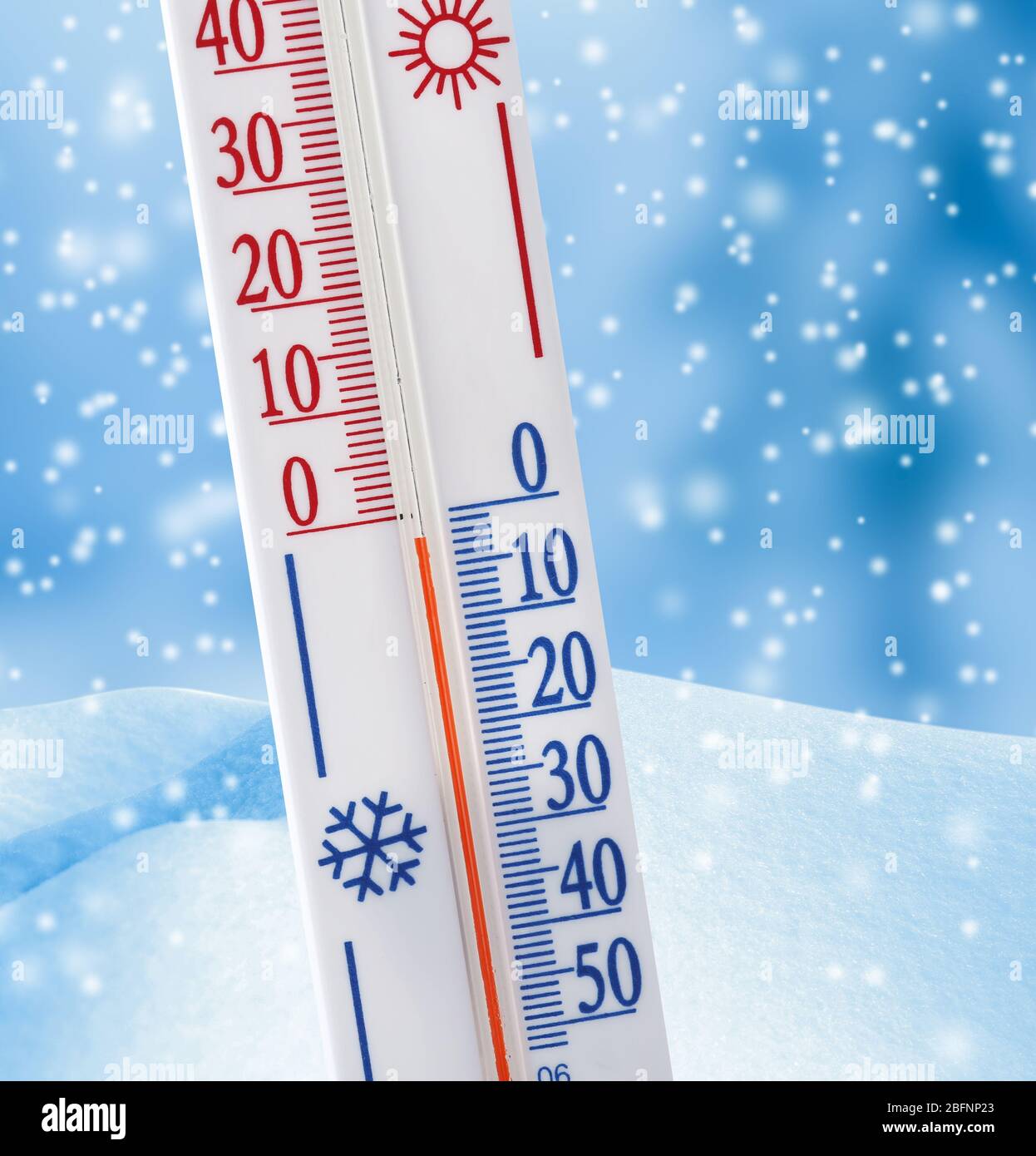 Exclusión Amperio Terminología Termómetro que registra una temperatura por debajo de cero en el exterior  Fotografía de stock - Alamy