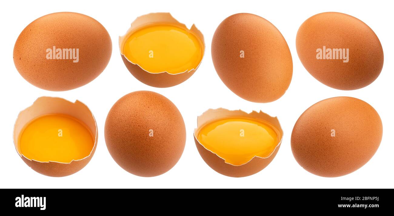 Huevos de pollo enteros y rotos aislados sobre fondo blanco Foto de stock