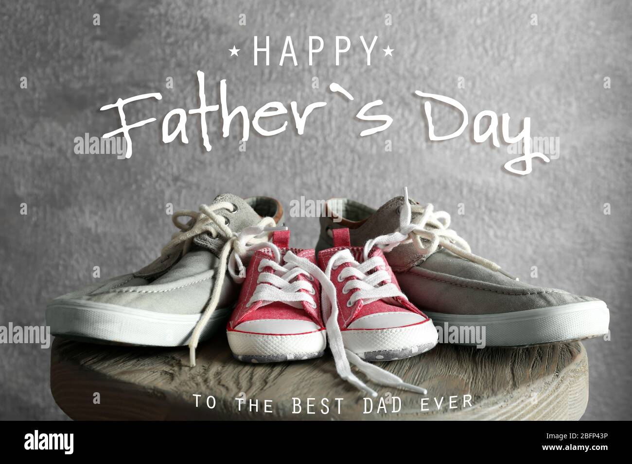 Feliz concepto del día del padre. Zapatos grandes y pequeños sobre mesa de  madera Fotografía de stock - Alamy