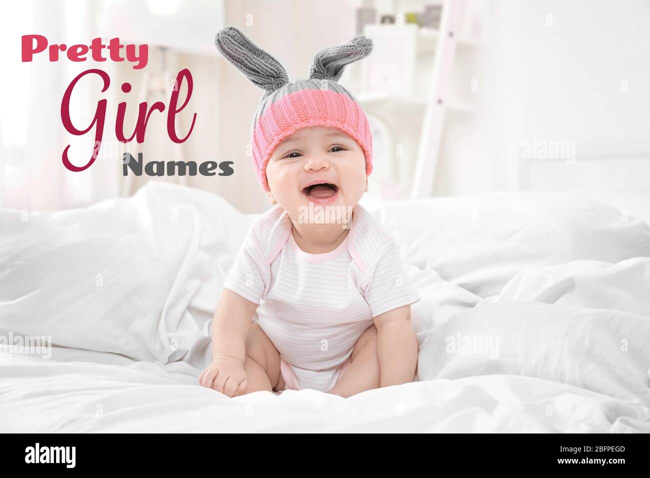 Concepto de elegir nombres de bebés. Niño pequeño sentado en la cama Foto de stock