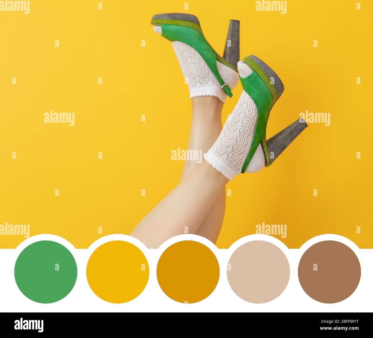Mujer con zapatos de tacón alto sobre fondo amarillo. Paleta de color verde  Fotografía de stock - Alamy