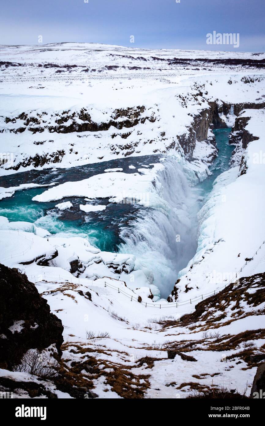 Mirando hacia abajo en las cascadas heladas de dos niveles en Gullfoss en el tour del Círculo Dorado en Islandia en nieve en invierno Foto de stock