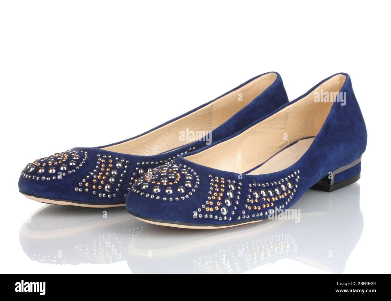 Zapatos azules elegantes para mujeres con piedras aisladas sobre blanco Fotografía de stock -