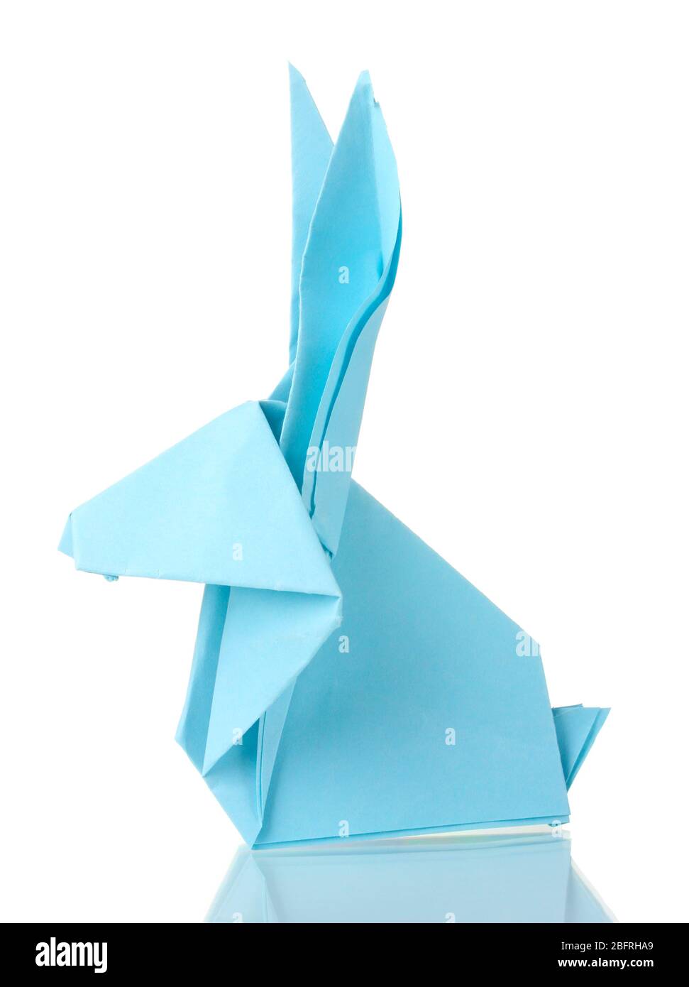 Conejo origami del papel azul aislado sobre blanco Fotografía de stock -  Alamy