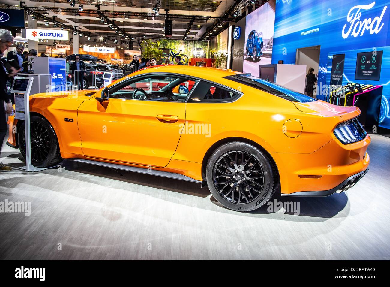 Bruselas, Bélgica, 09 de enero de 2020: Amarillo metálico Ford Mustang GT  en el Salón del automóvil de Bruselas Fotografía de stock - Alamy