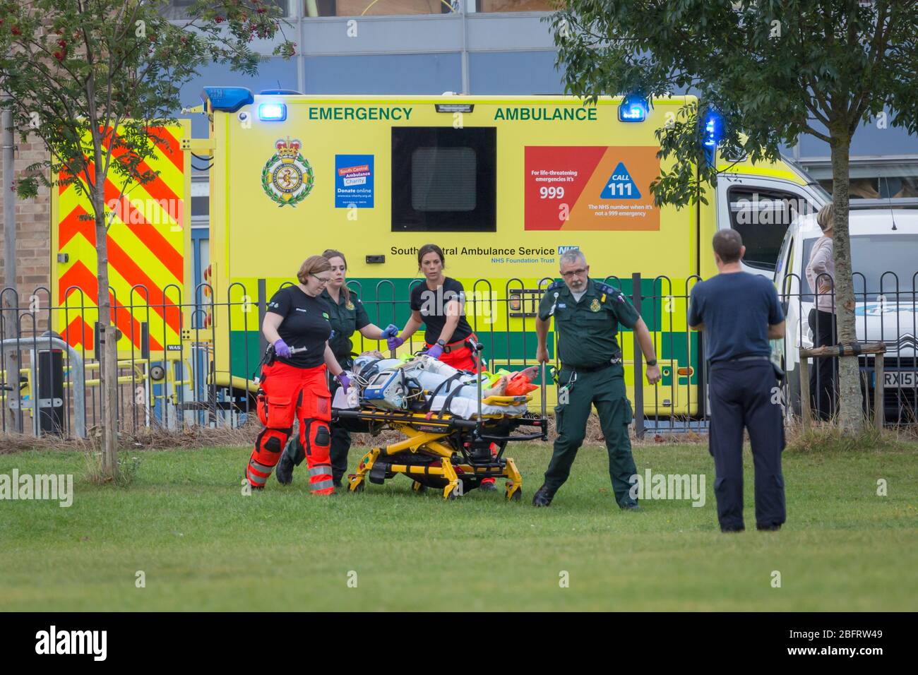 El equipo de ambulancia de emergencia de NHS entrega a pacientes a Hampshire y a la Isla de Wight Air Ambulance - Airbus H135 G-HIOW en Basingstoke, Reino Unido Foto de stock