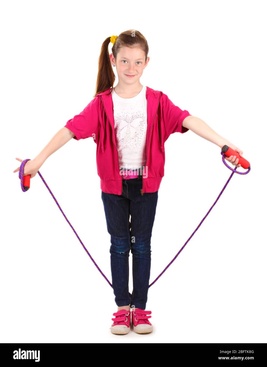 hermosa niña en ropa deportiva con saltar cuerda aislada sobre blanco  Fotografía de stock - Alamy