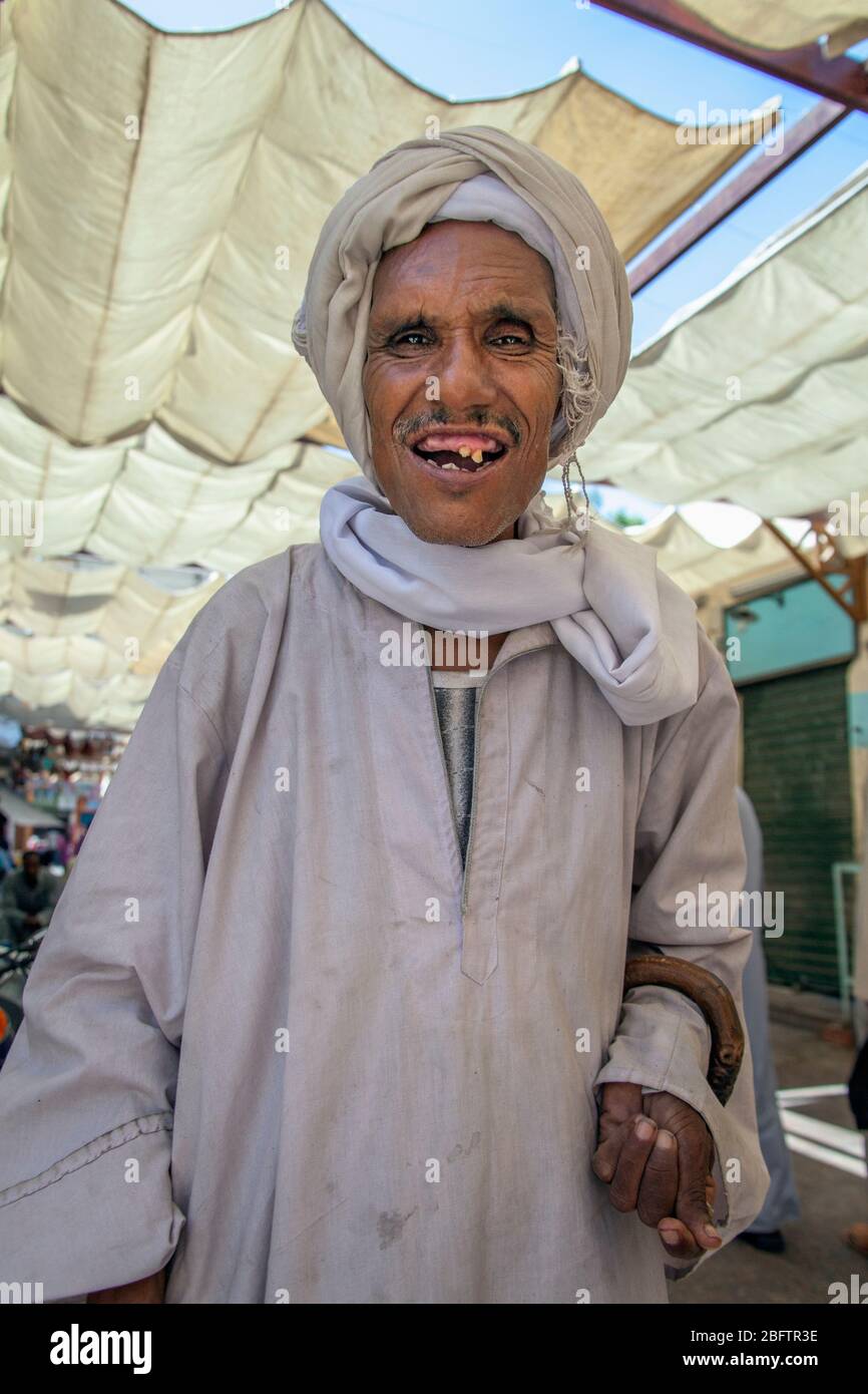 Hombre sonriente en el mercado egipcio, Asuán, Egipto. Foto de stock