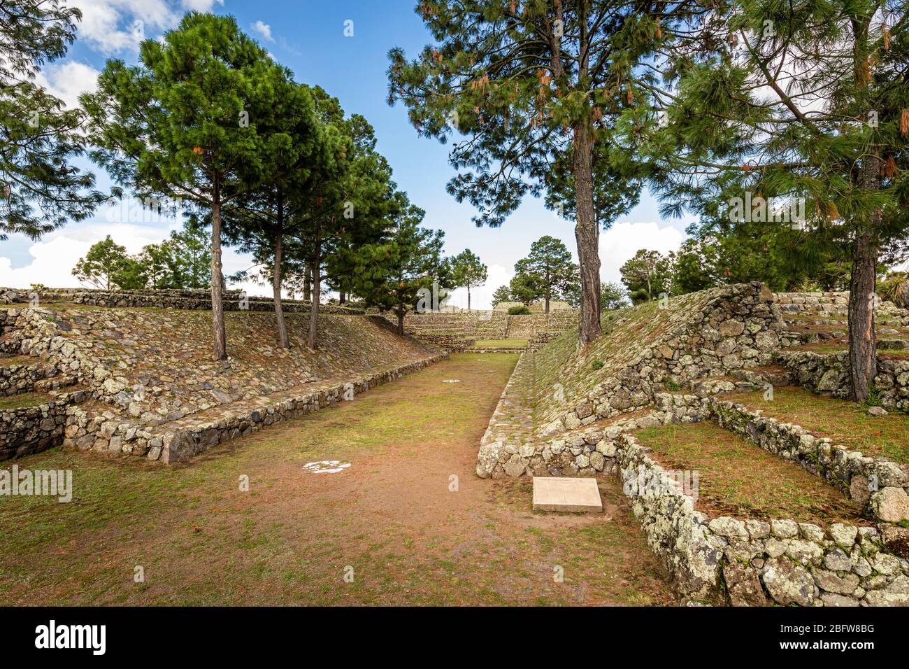 Cancha de pelota 7 del sitio arqueológico de Cantona en Puebla, México. Foto de stock