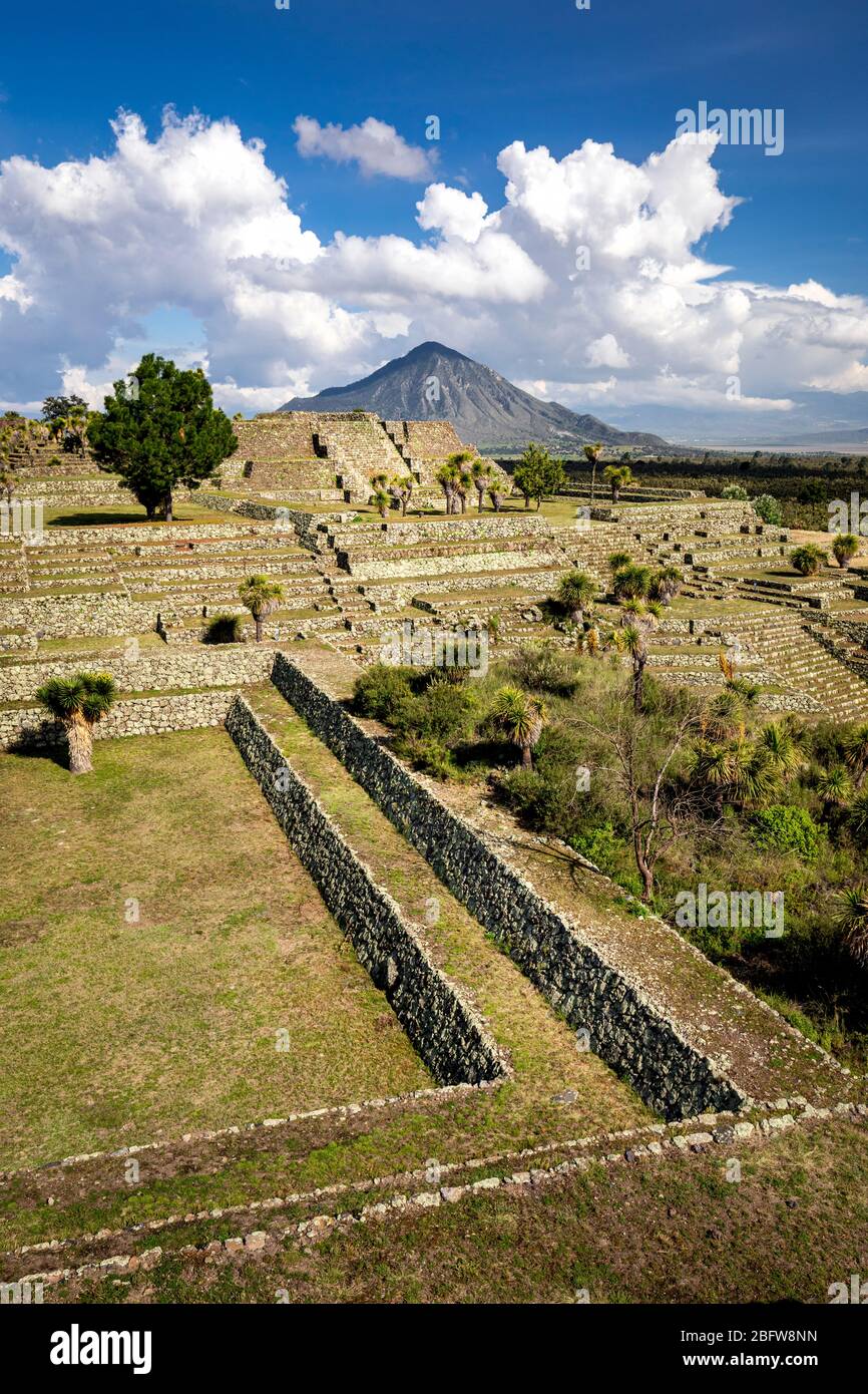 Pirámide principal del sitio arqueológico de Cantona en Puebla, México. Foto de stock