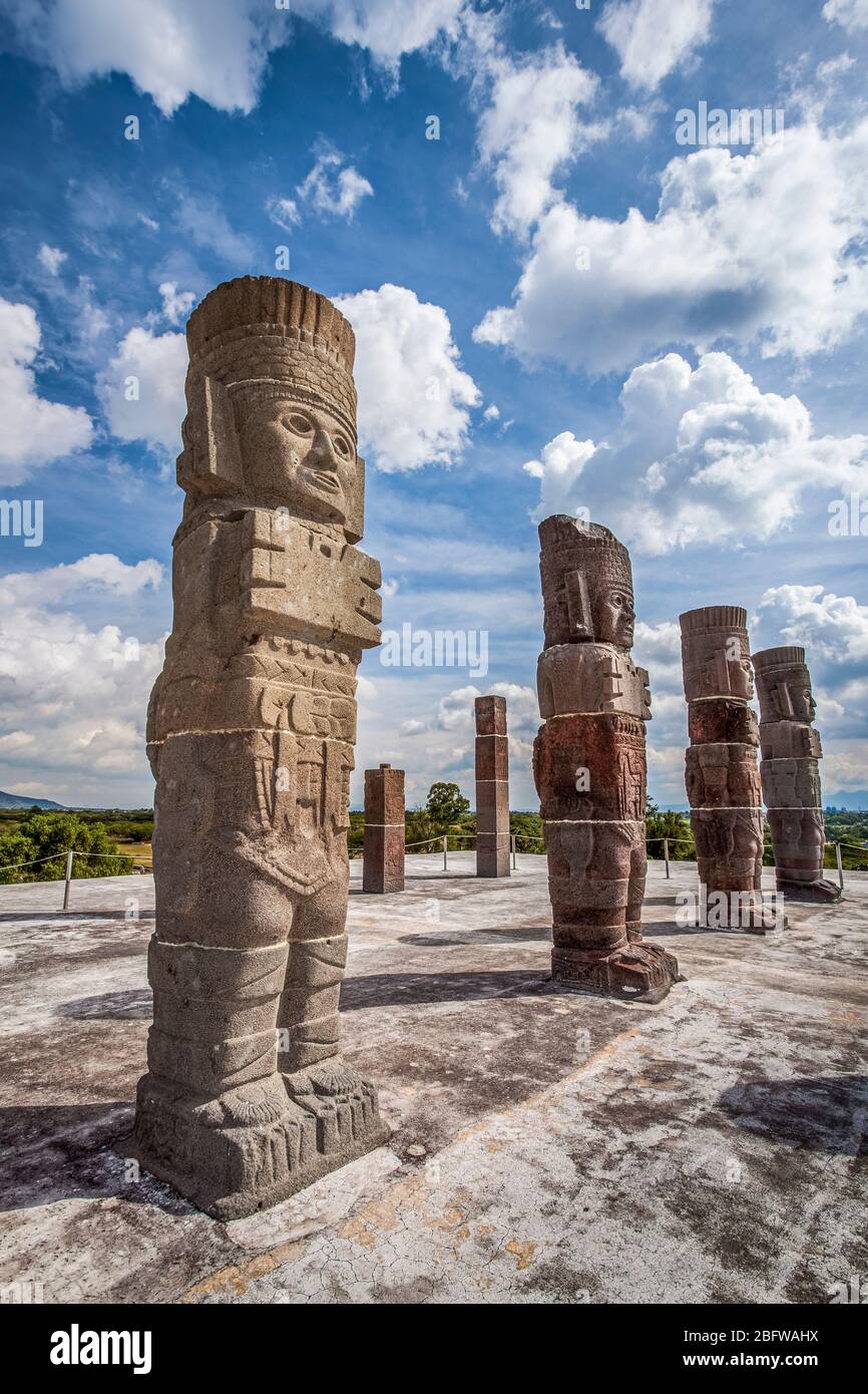 Los atlantes en la parte superior de la estructura principal en Tula, estado de Hidalgo, México. Foto de stock
