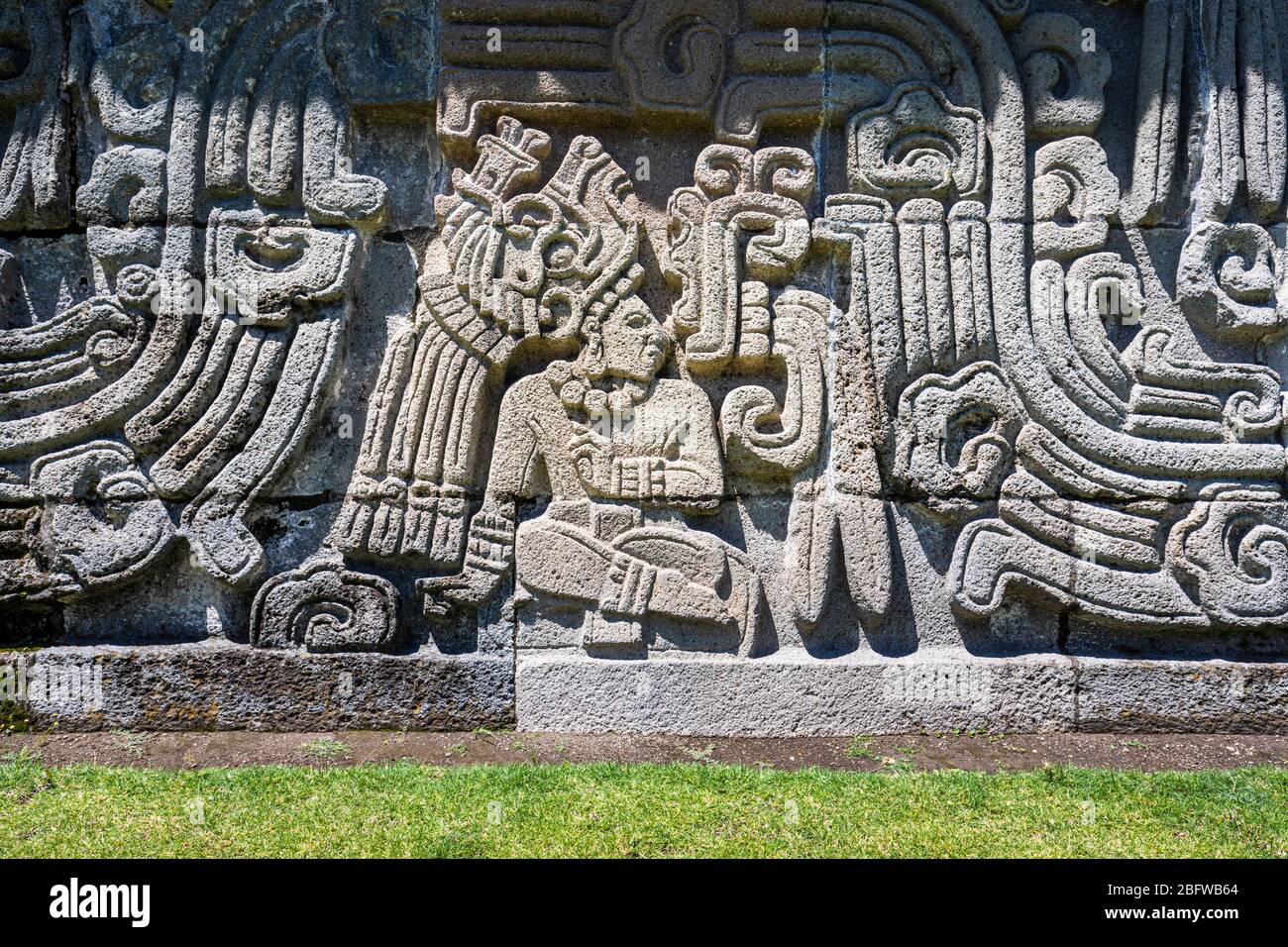 Grabado de piedra en el costado de la Pirámide de la Serpiente Plumada en  Xochicalco, Morelos, México Fotografía de stock - Alamy