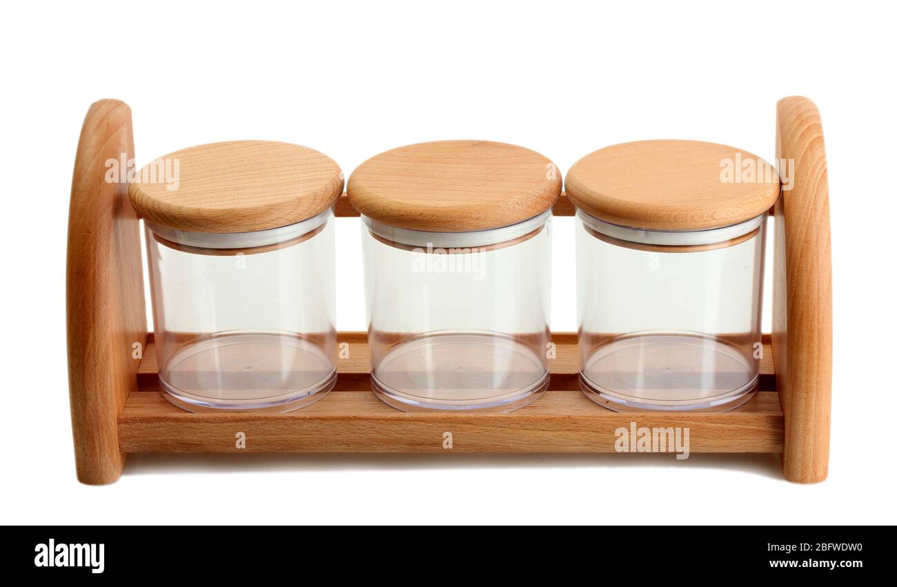 Frascos de vidrio vacíos para especias en estante de madera aislado en  blanco Fotografía de stock - Alamy