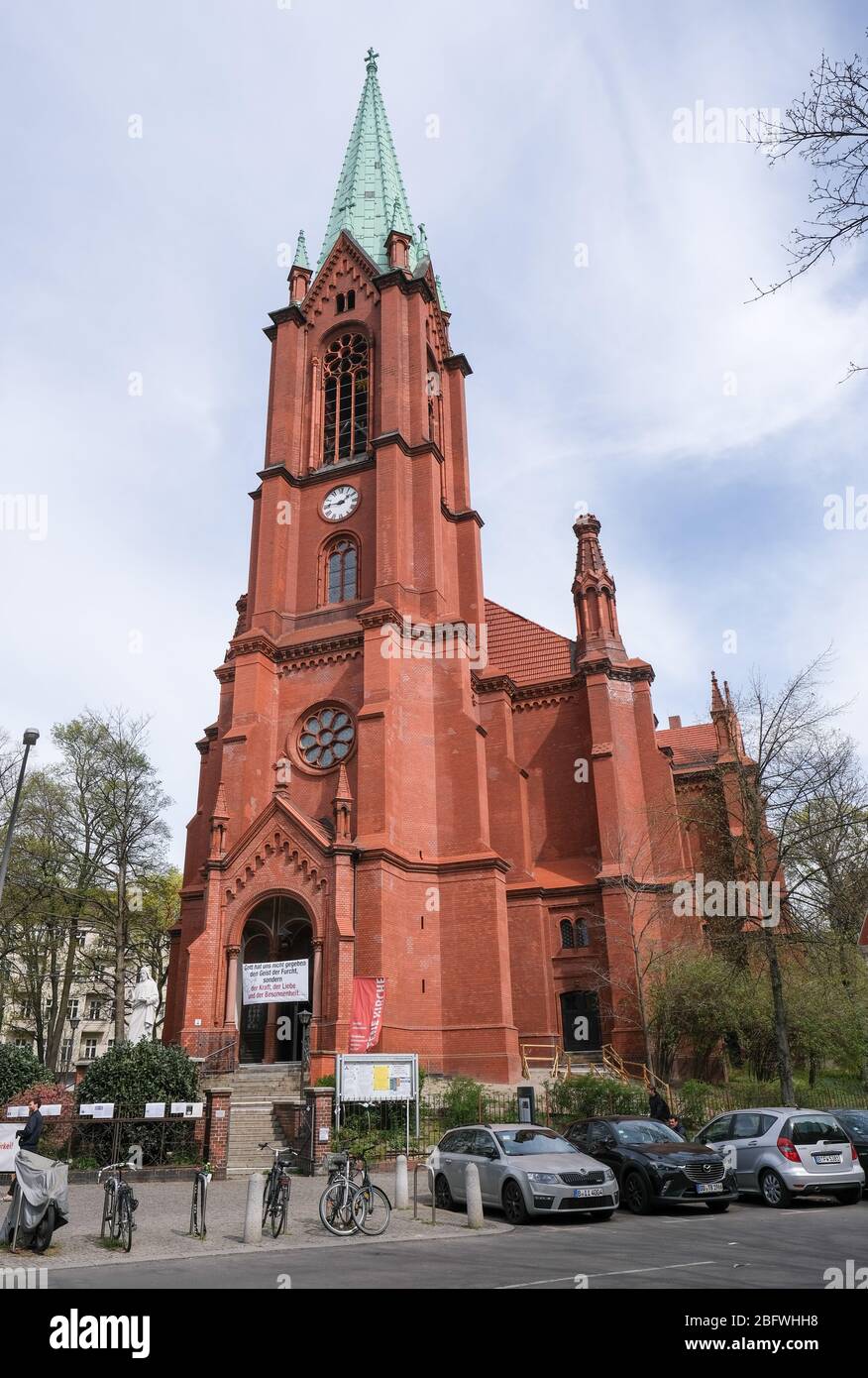Berlín, Alemania. 15 de abril de 2020. La iglesia protestante de Getsemaní  en la esquina de Stargarder/Greifenhagener Straße en Pankow. Debe su  importancia a su papel durante la revolución pacífica en la