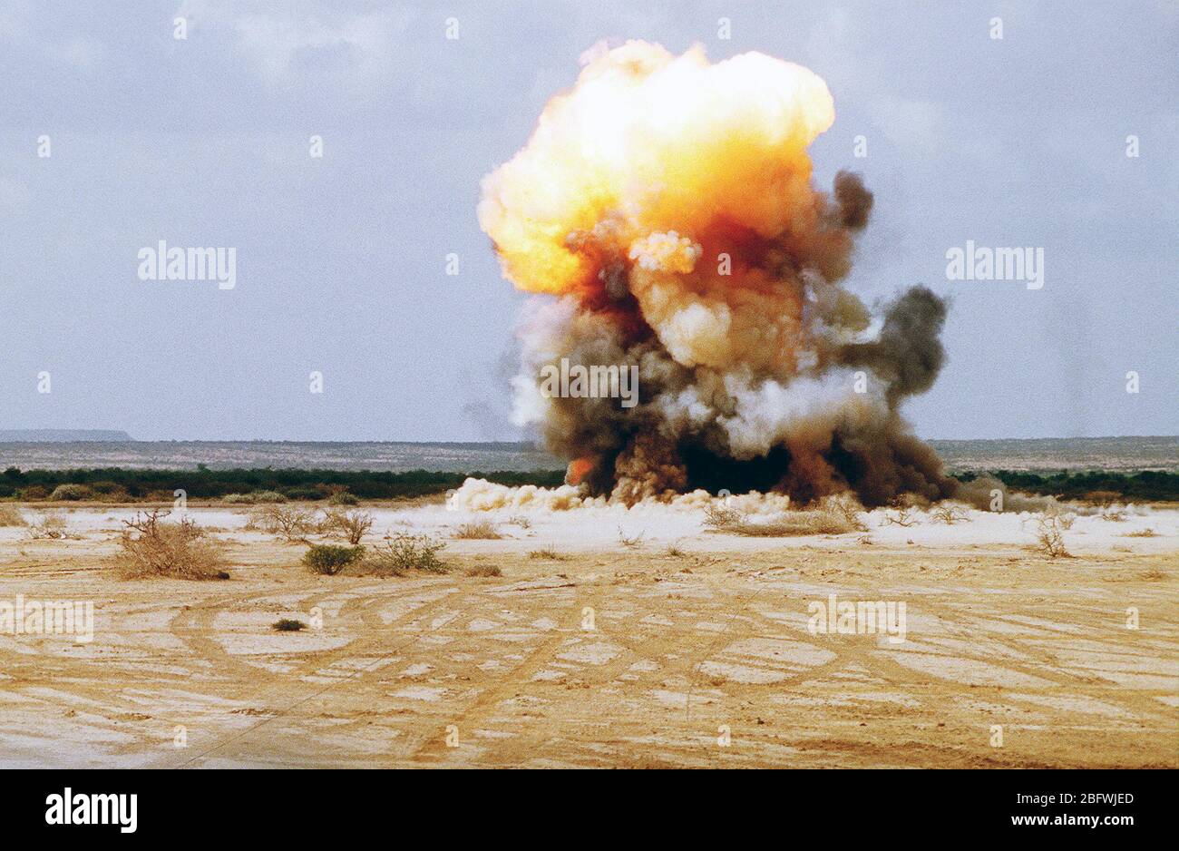 1993 - treinta kilos de dinamita confiscados es detonado por soldados alemanes en las afueras de Belet Weyne, Somalia. Los alemanes son del contingente de la ONU continúe apoyando la Operación Esperanza. Foto de stock