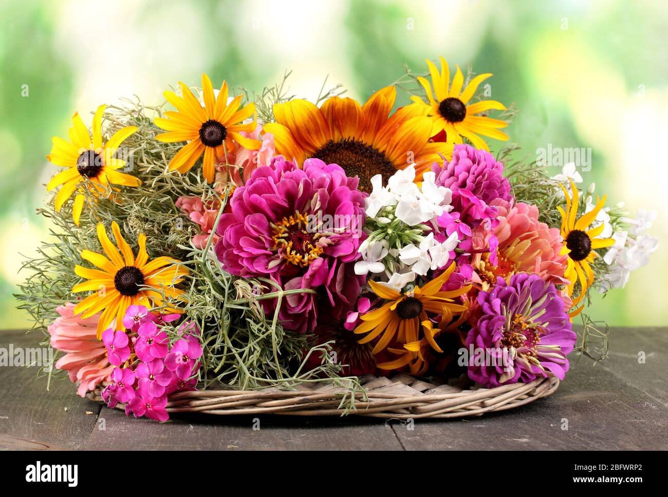 Hermoso ramo de flores brillantes sobre mesa de madera sobre fondo natural  Fotografía de stock - Alamy