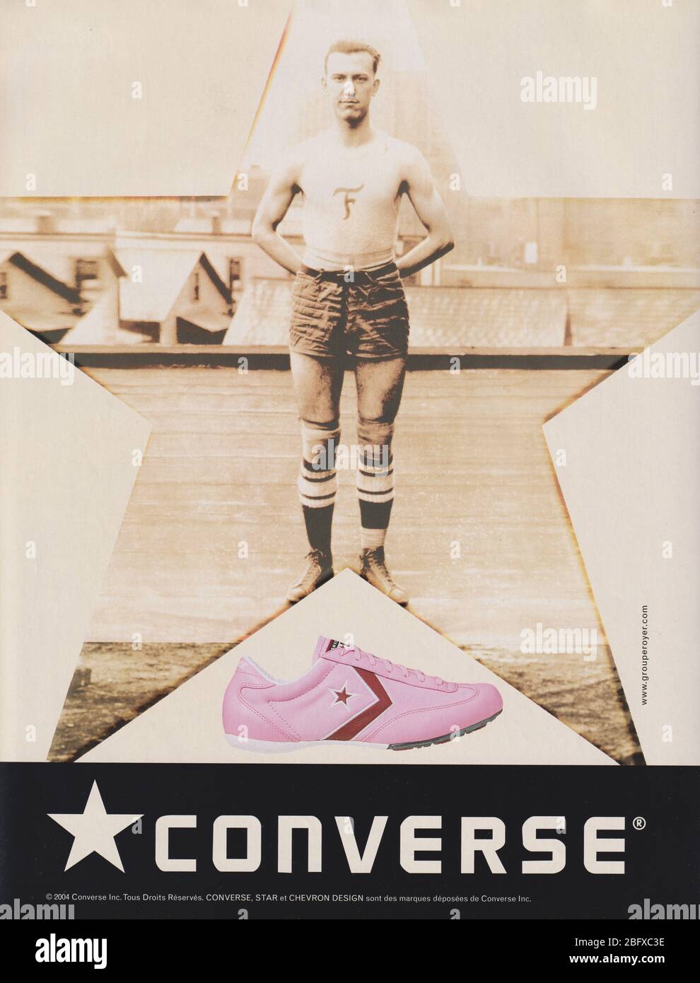 Cartel de publicidad casa de moda Converse en revista de papel de 2004 años, campaña creativa 2000s Fotografía de stock - Alamy