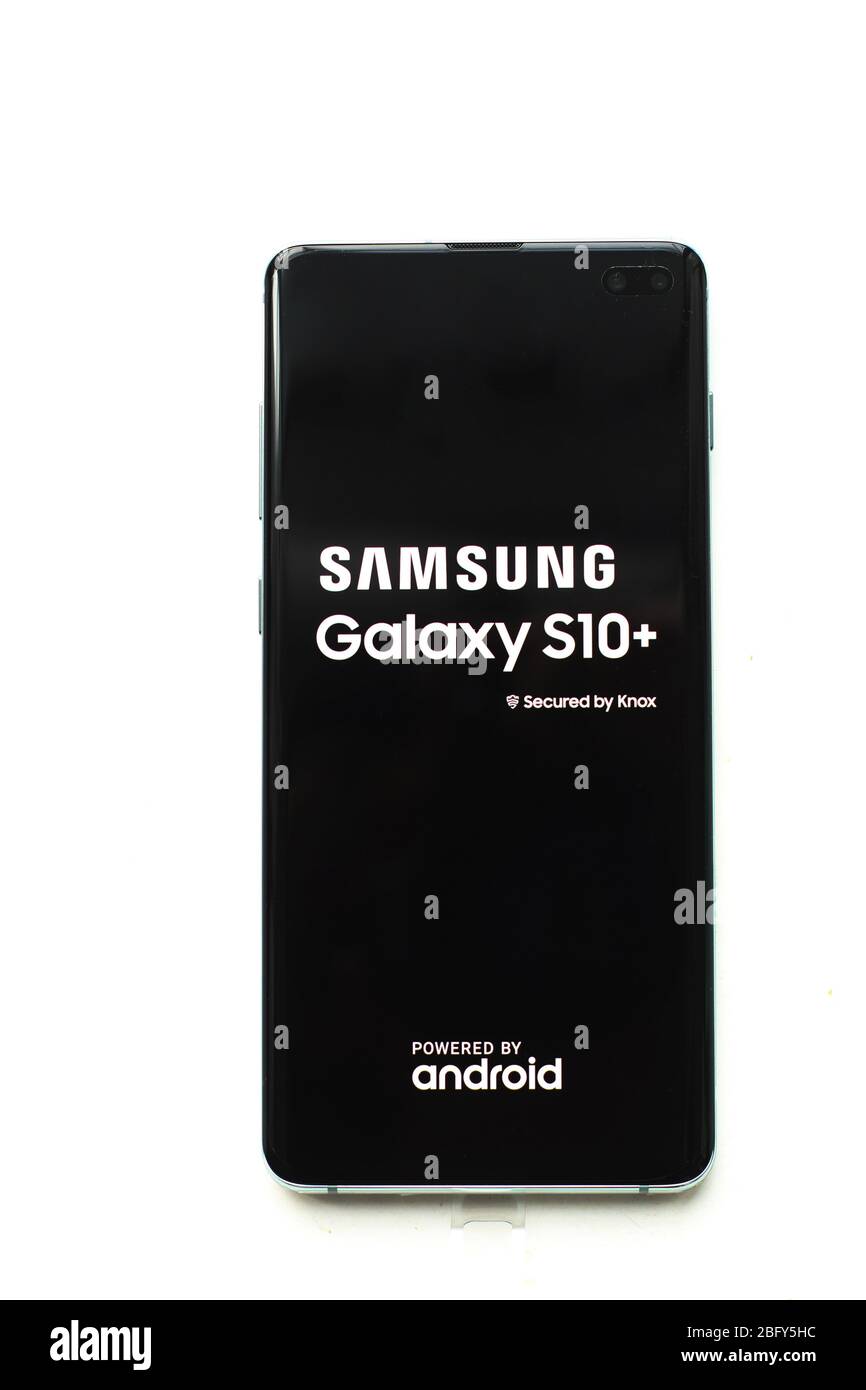 Samsung Galaxy S10+ aislado contra fondo blanco Foto de stock