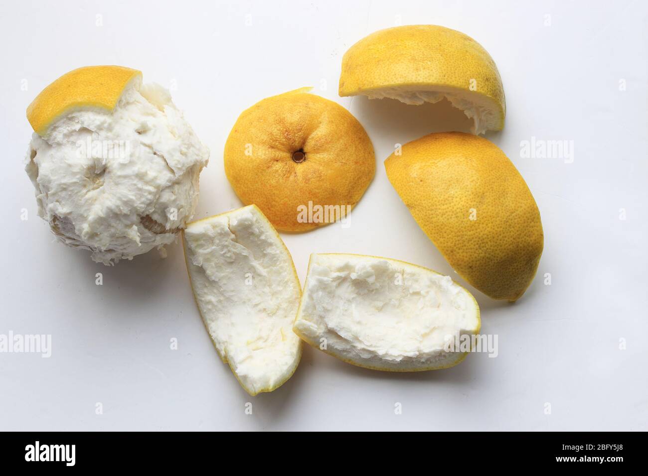 Pomelo o conocido como Citrus maxima o Citrus grandis aislado contra fondo blanco Foto de stock