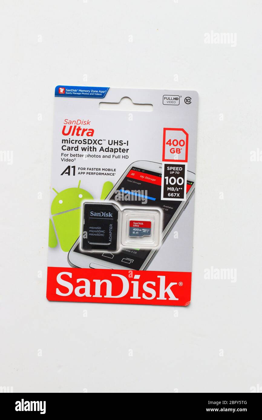 Tarjeta SDHD SanDisk de 400 GB aislada sobre fondo blanco Foto de stock