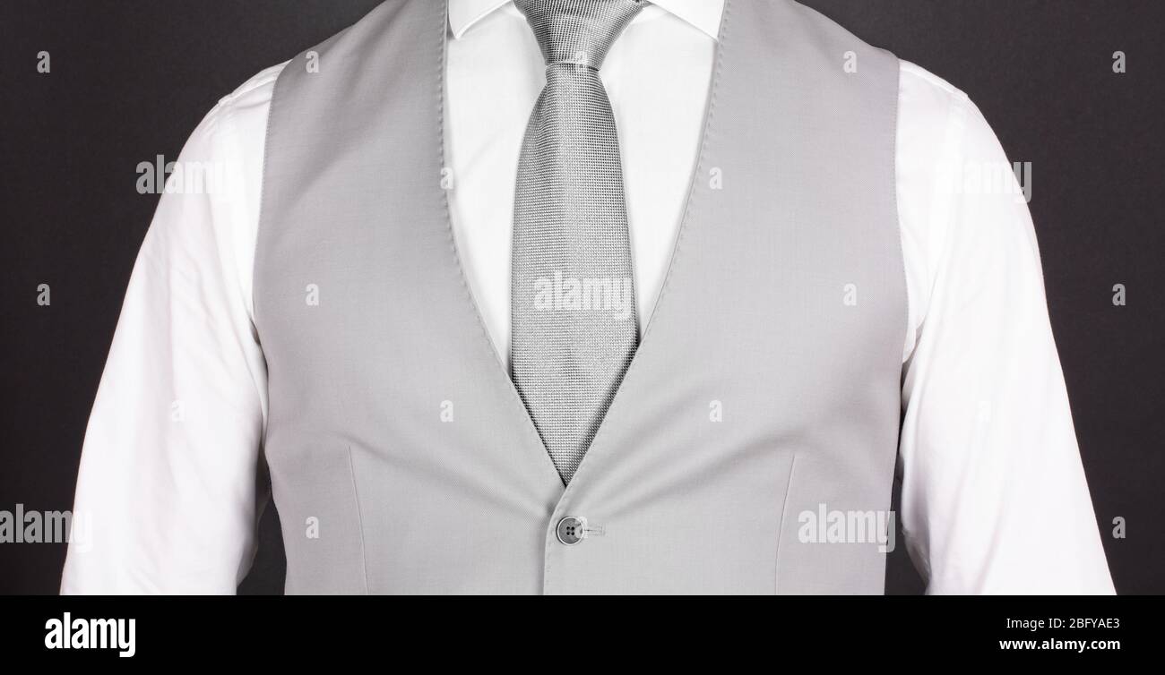 Hombre en traje gris con corbata de plata, primer plano Fotografía de stock  - Alamy