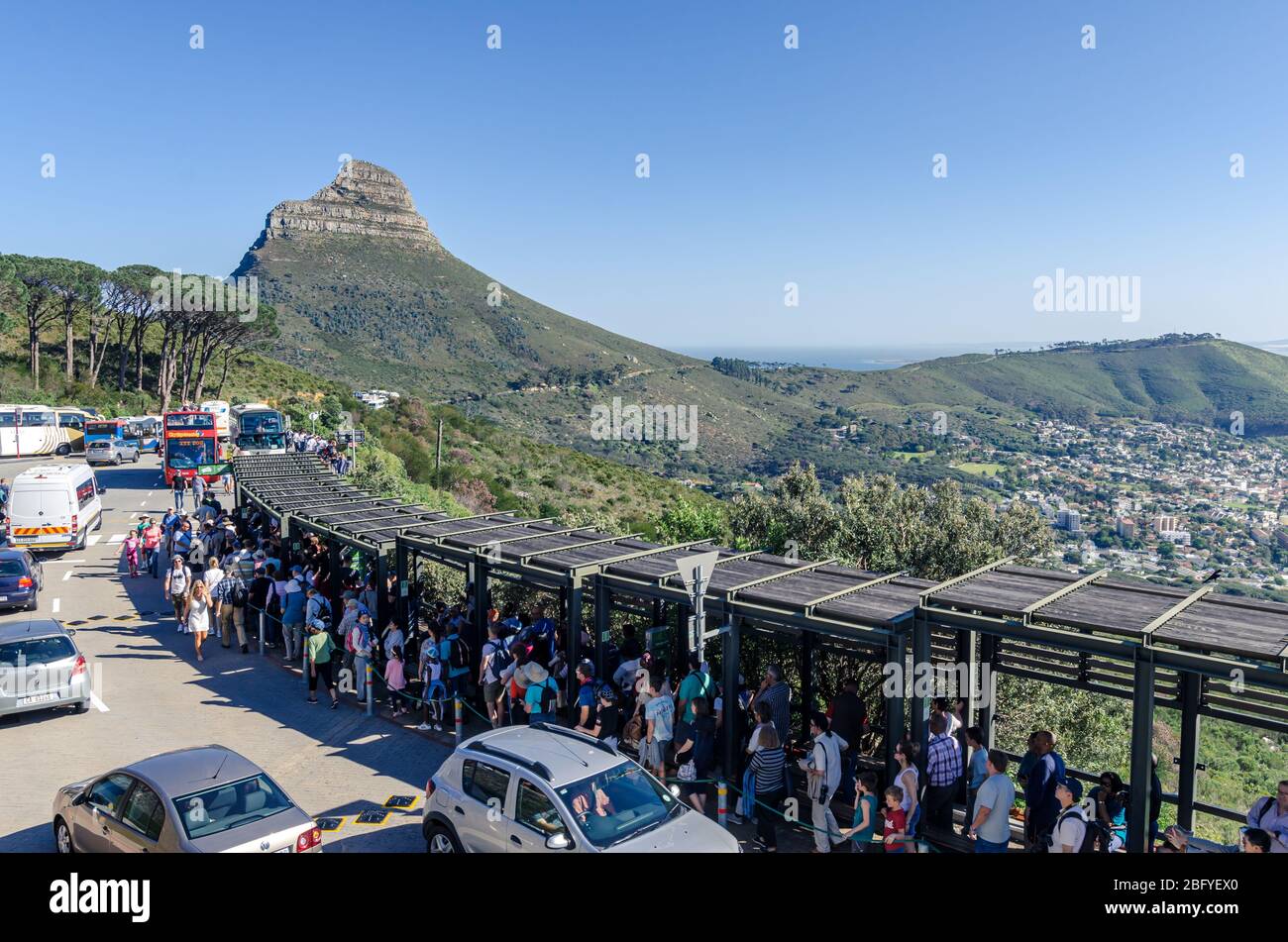 Gran multitud de turistas que hacen cola para los billetes en el teleférico de Table Mountain con leones en el fondo Ciudad del Cabo, Sudáfrica Foto de stock