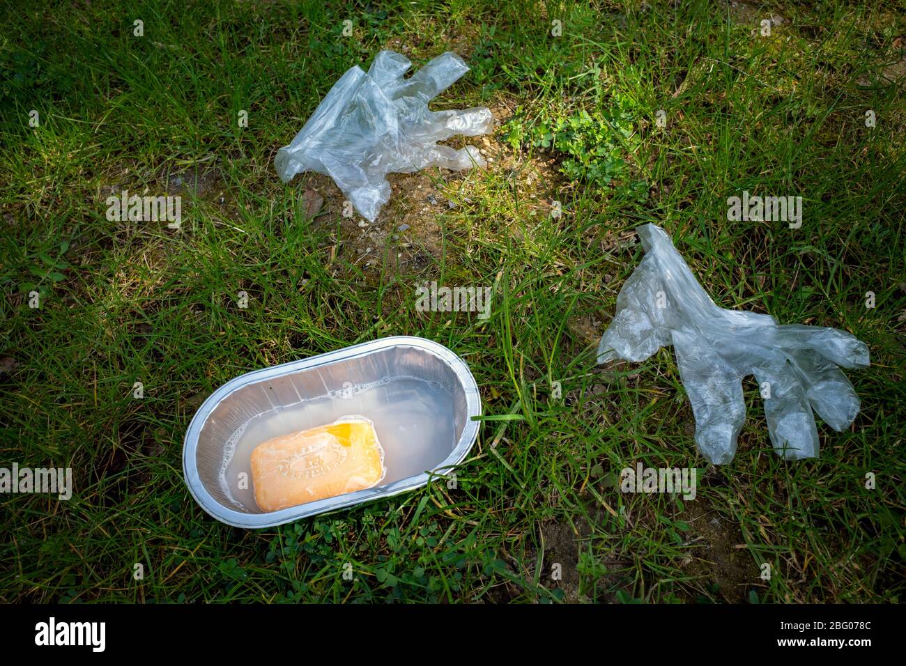 Jabón y agua con guantes de plástico desechables Foto de stock