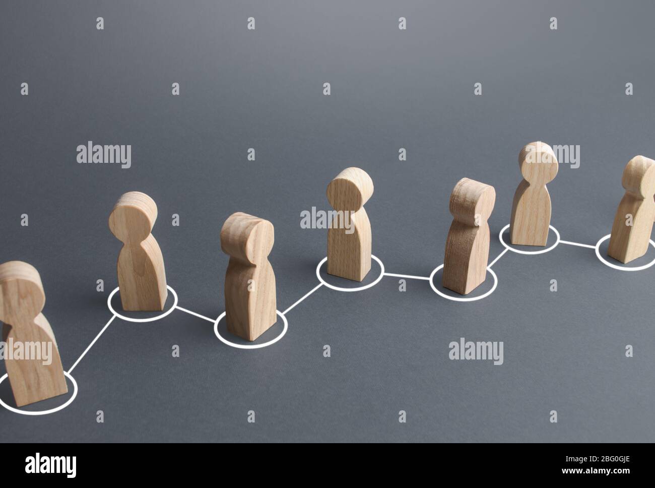 Cadena de personas conectadas por líneas. Cooperación, colaboración. Enlaces de comunicación. Rumor difundiéndose en la sociedad pública. Asociación, unidad, asistencia Foto de stock