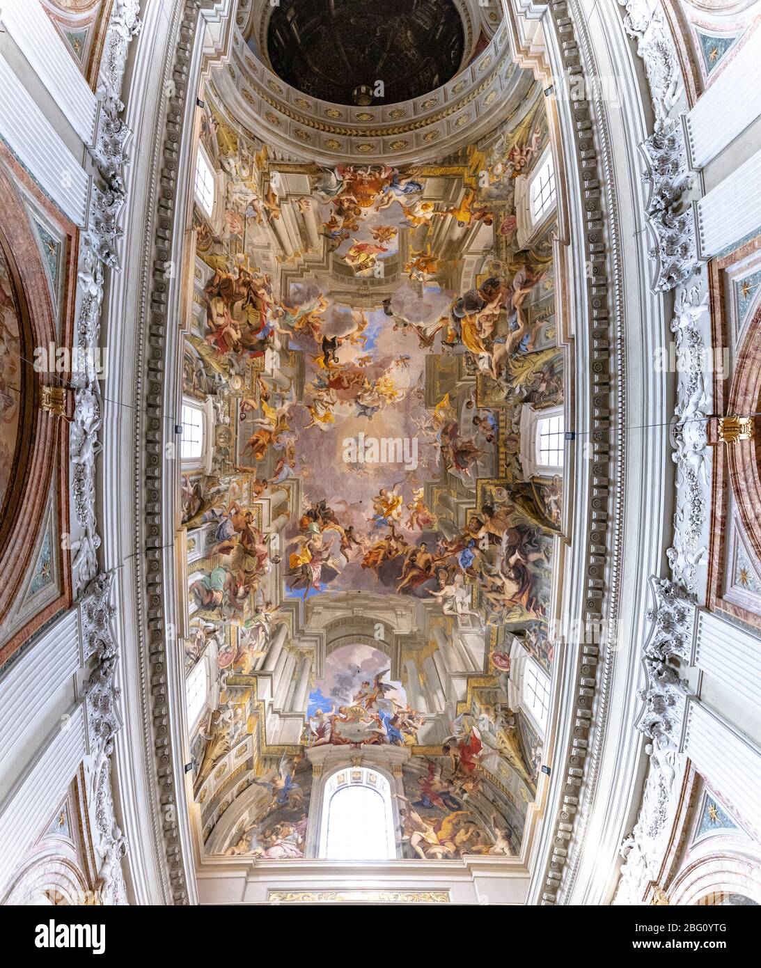 Techo de la iglesia de San Ignacio Loyola en Roma, Italia. Famoso por la bóveda pintada con una ilusión óptica Foto de stock