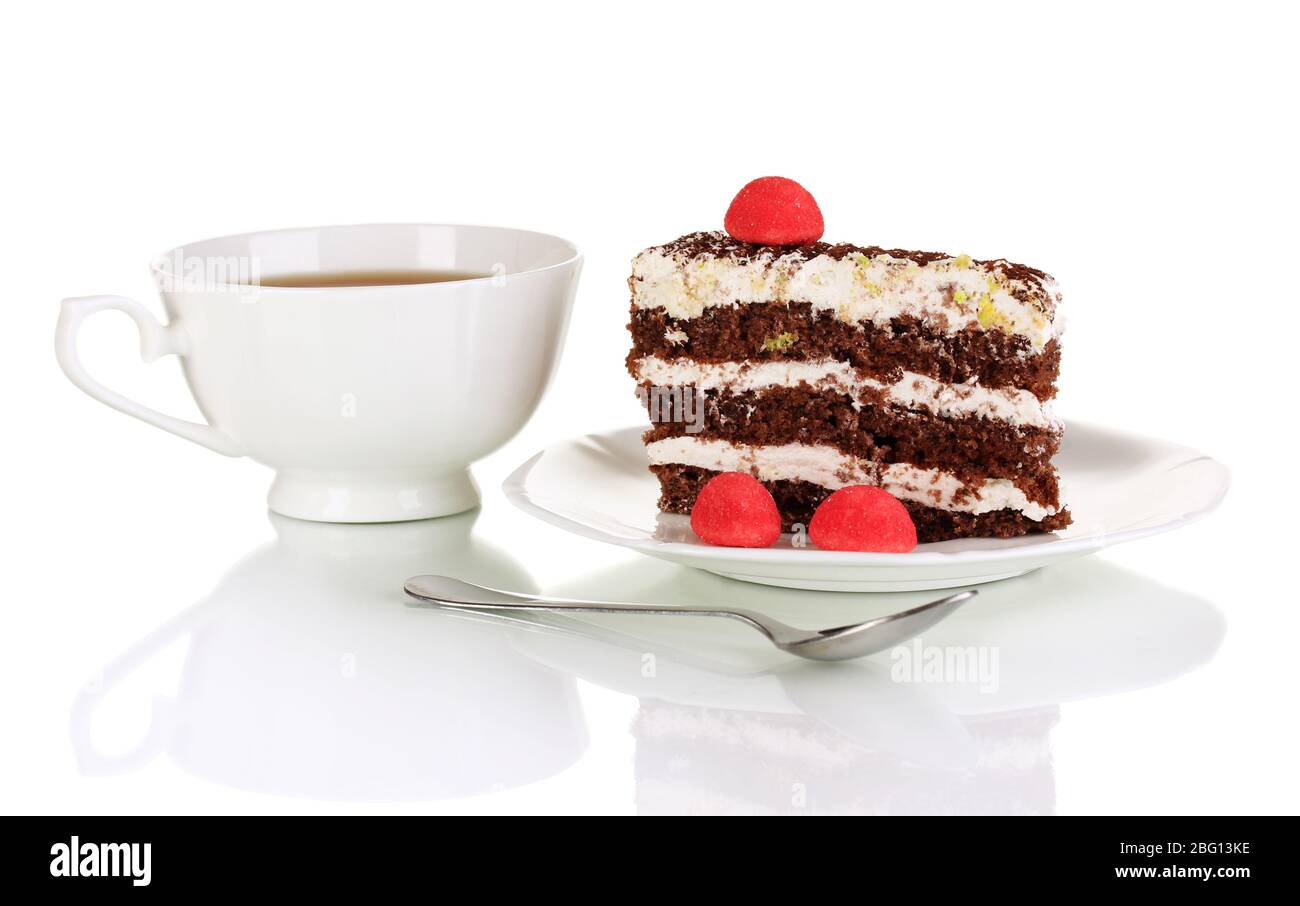 Una taza de té y deliciosa tarta aislada sobre blanco Foto de stock
