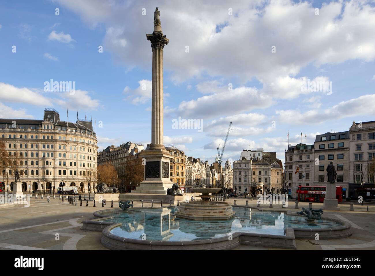 Escena vacía y desierta alrededor de Trafalgar Square durante el viaje restringido de Coronavirus COVID-19 Lockdown en Londres WC2, Inglaterra Foto de stock